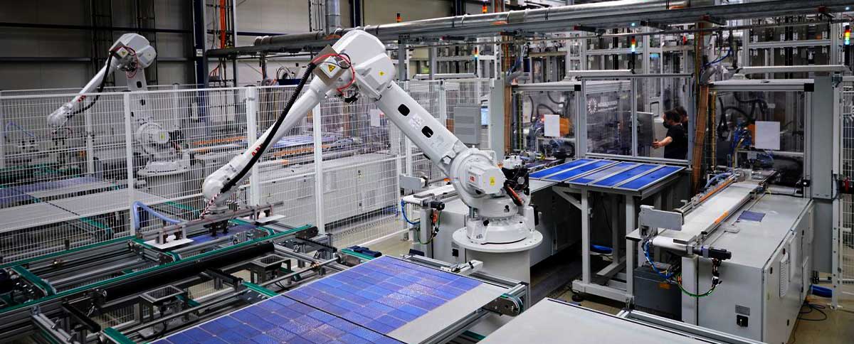 news-Robotic arm is arranging solar panels-1200-484 news-Robotic arm is arranging solar panels-1200-484